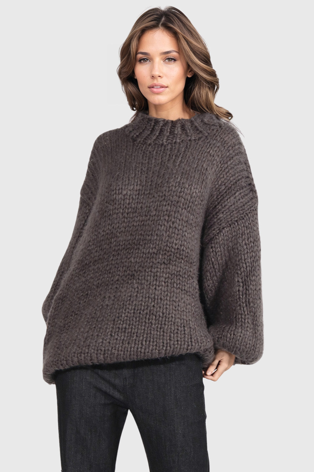 Oversized strikket sweater med rund halsudskæring - brun