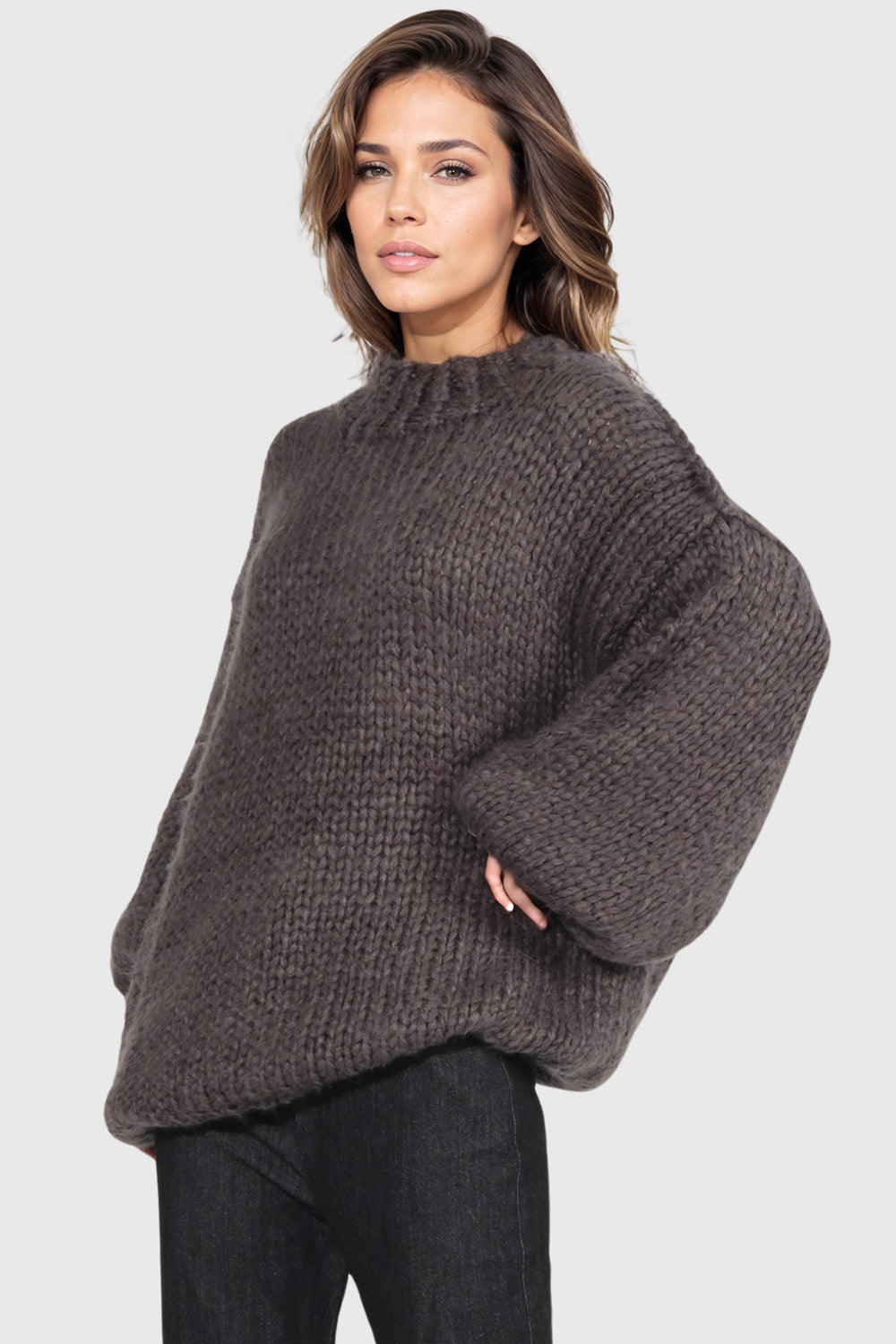 Oversized strikket sweater med rund halsudskæring - brun